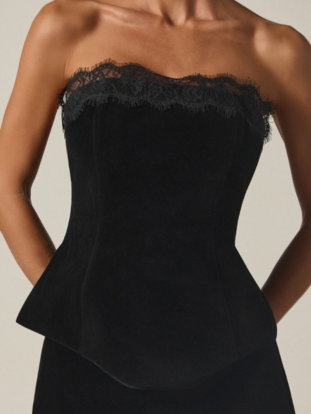 Black Preppy Women's Strapless Neckline Peplum Hem Corset Top With Lace Trim